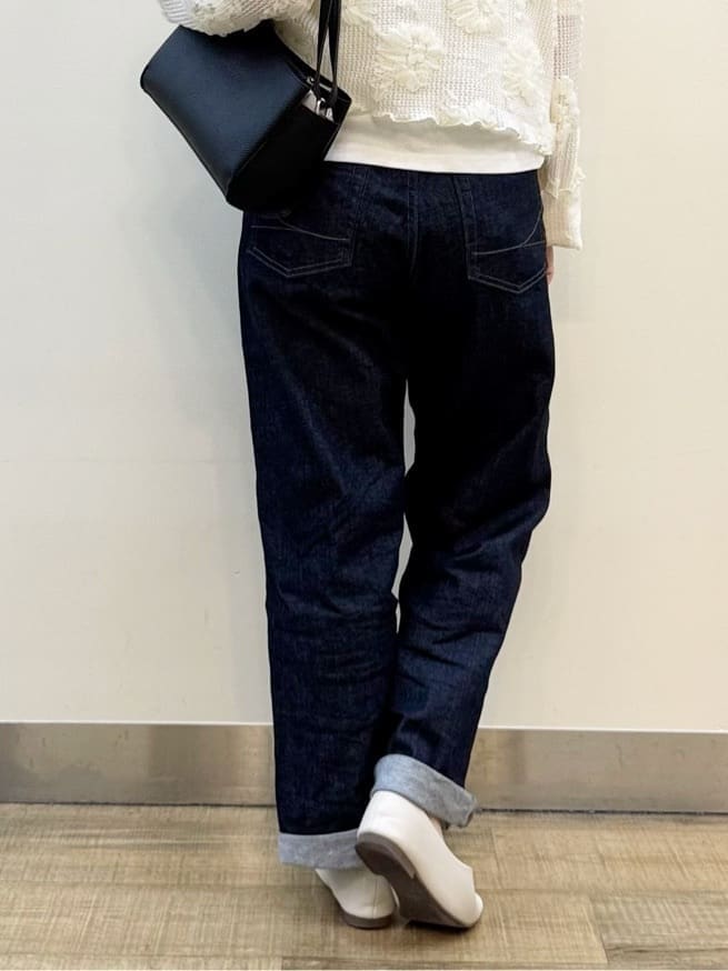 ホワイト系のカーディガン/ボレロ、ホワイト系のTシャツ/カットソー、ブルー系のデニムパンツを着用したレディースの春コーディネートの10枚目の写真