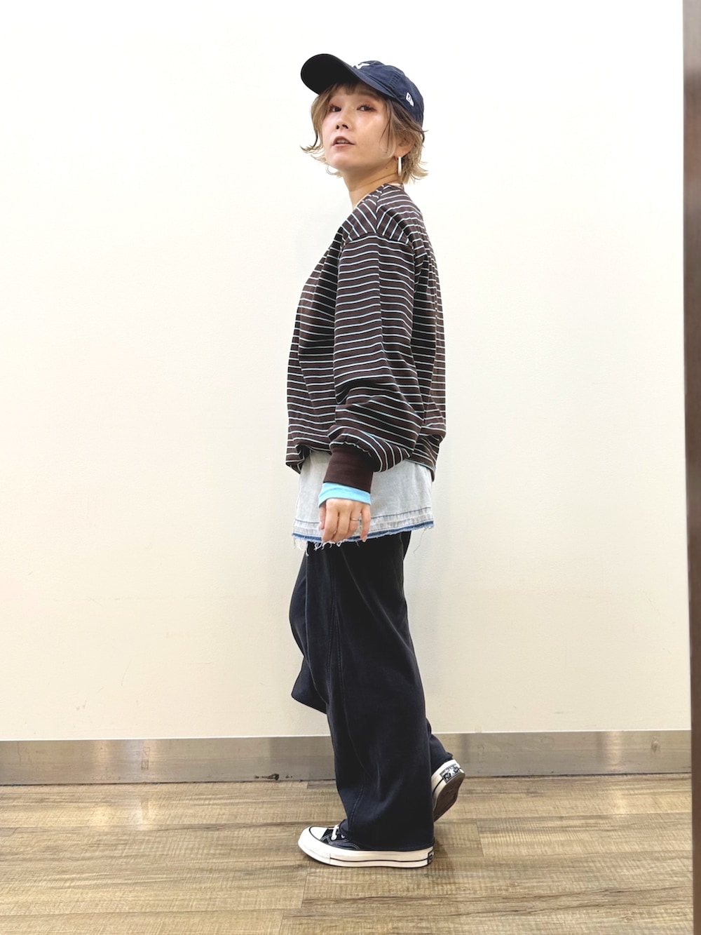 ブラック系のスウェットパンツ、ブラック系のショルダーバッグ、ブルー系のその他トップスを着用したレディースの冬コーディネートの4枚目の写真