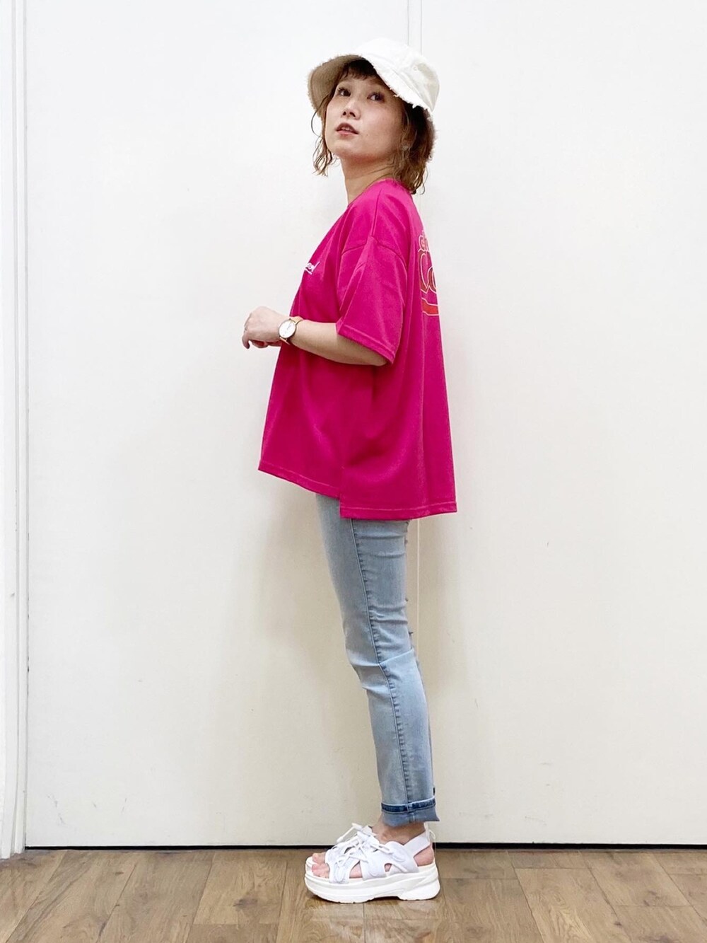 ピンク系のTシャツ/カットソー、ブルー系のデニムパンツ、ホワイト系のサンダルを着用したレディースの夏コーディネートの3枚目の写真