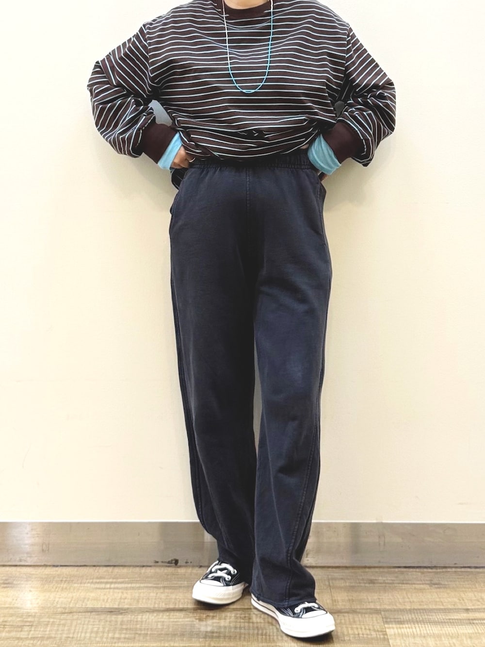 ブラック系のスウェットパンツ、ブラック系のショルダーバッグ、ブルー系のその他トップスを着用したレディースの冬コーディネートの6枚目の写真