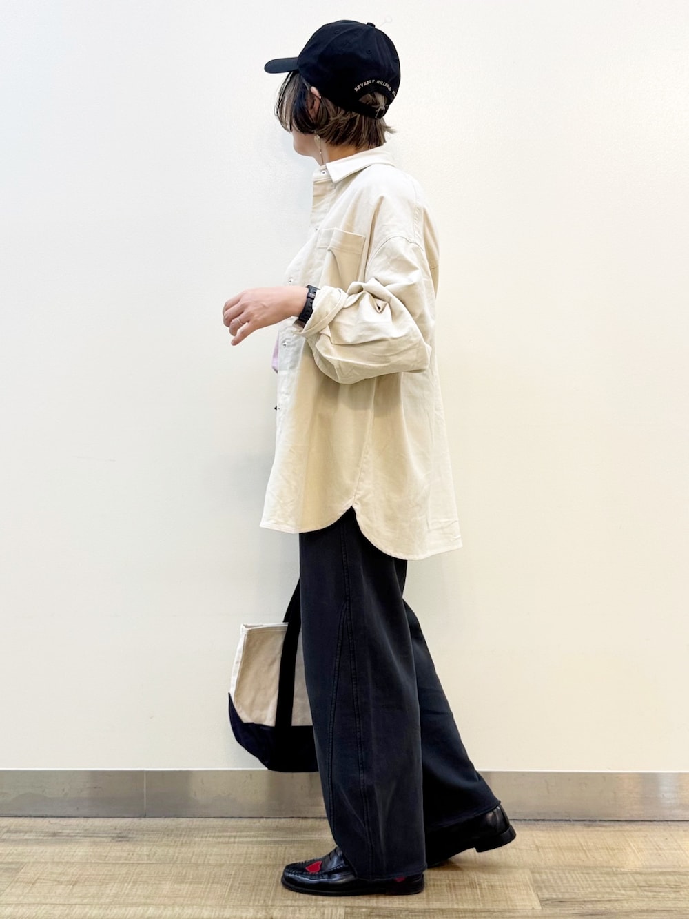 ピンク系のTシャツ/カットソー、ホワイト系のシャツ/ブラウス、ブラック系のその他パンツを着用したレディースの秋コーディネートの4枚目の写真