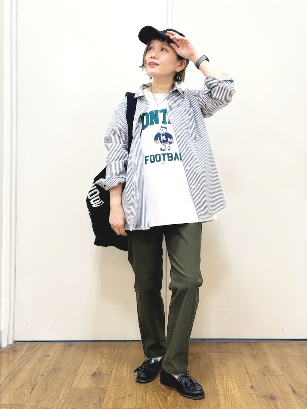 ホワイト系のTシャツ/カットソー、ブラック系のトートバッグ、ホワイト系のシャツ/ブラウスを着用したレディースの夏コーディネートの4枚目の写真