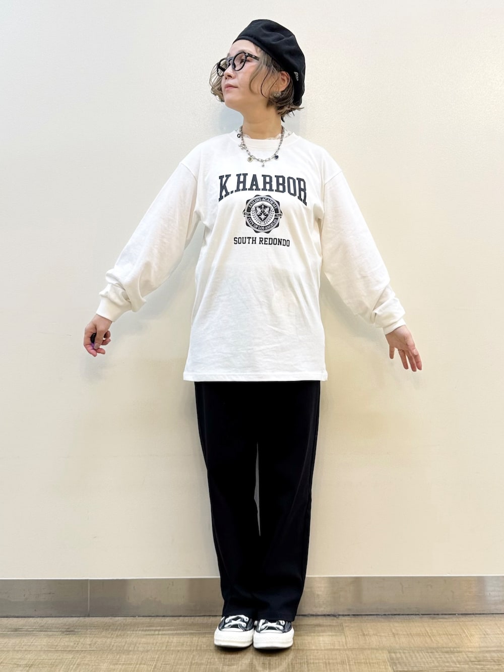 ブルー系のシャツ/ブラウス、ホワイト系のTシャツ/カットソー、ブラック系のその他パンツを着用したレディースの秋コーディネートの8枚目の写真