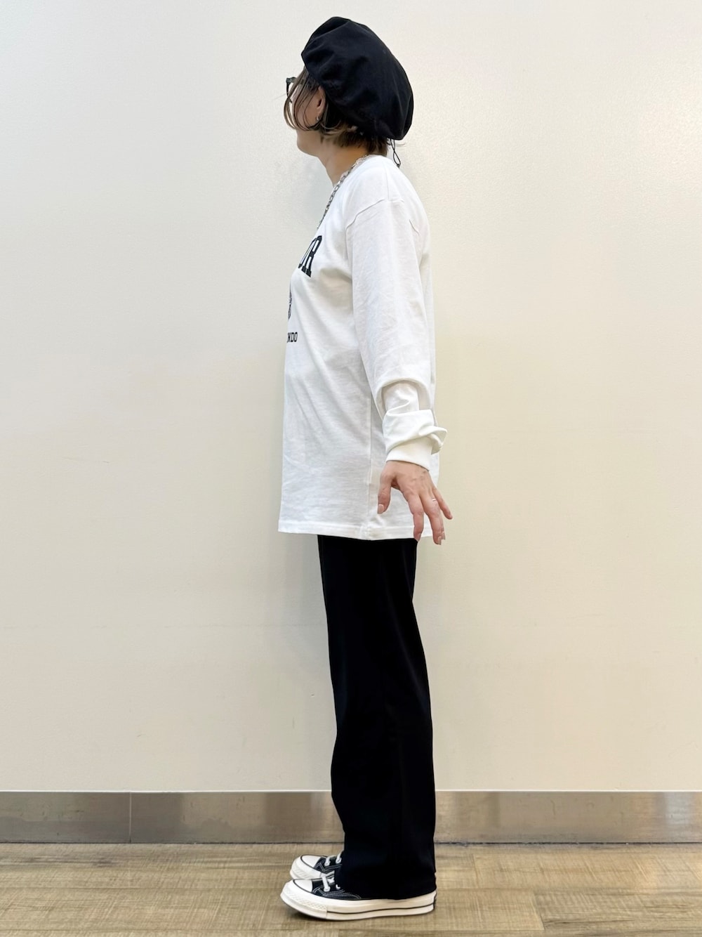 ブルー系のシャツ/ブラウス、ホワイト系のTシャツ/カットソー、ブラック系のその他パンツを着用したレディースの秋コーディネートの10枚目の写真