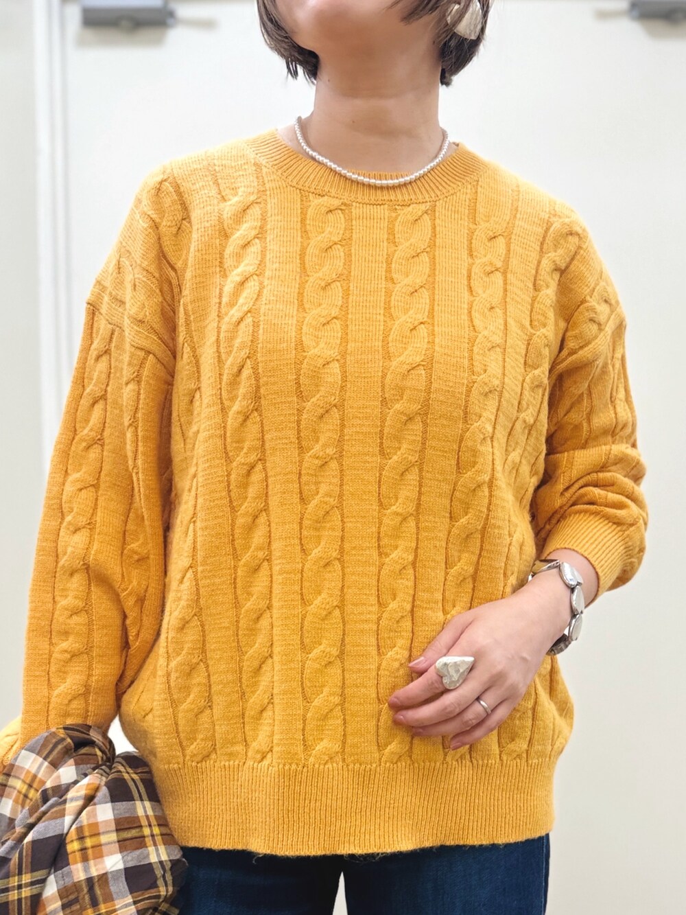 ブラウン系のドレスシューズ、ブルー系のデニムパンツ、イエロー系のニット/セーターを着用したレディースの秋コーディネートの4枚目の写真