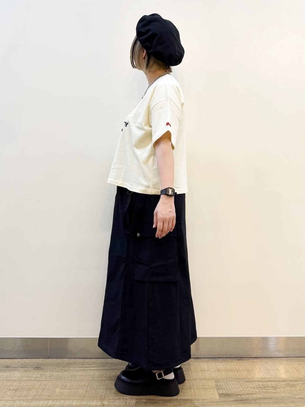 ホワイト系のTシャツ/カットソー、ブラック系のスカート、レッド系のエコバッグ/サブバッグを着用したレディースの春コーディネートの5枚目の写真