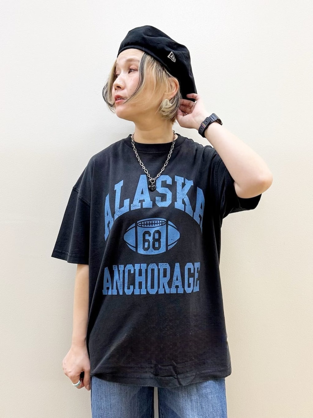 グレー系のTシャツ/カットソー、ブルー系のデニムパンツを着用したレディースの春コーディネートの5枚目の写真