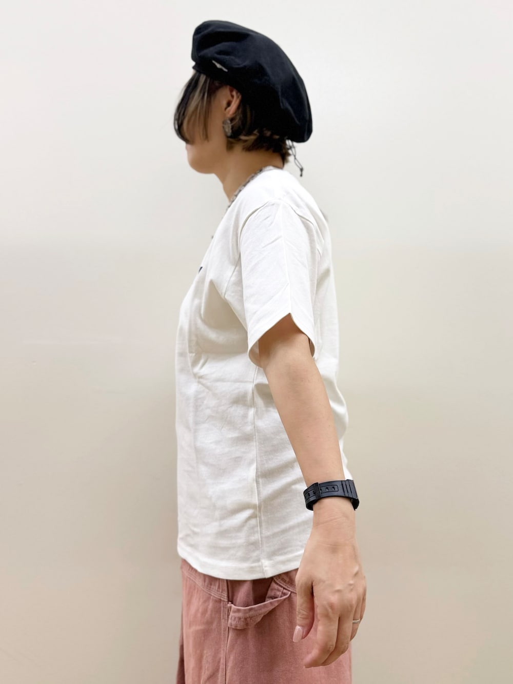 ホワイト系のシャツ/ブラウス、ホワイト系のTシャツ/カットソー、その他のスカートを着用したレディースの秋コーディネートの9枚目の写真