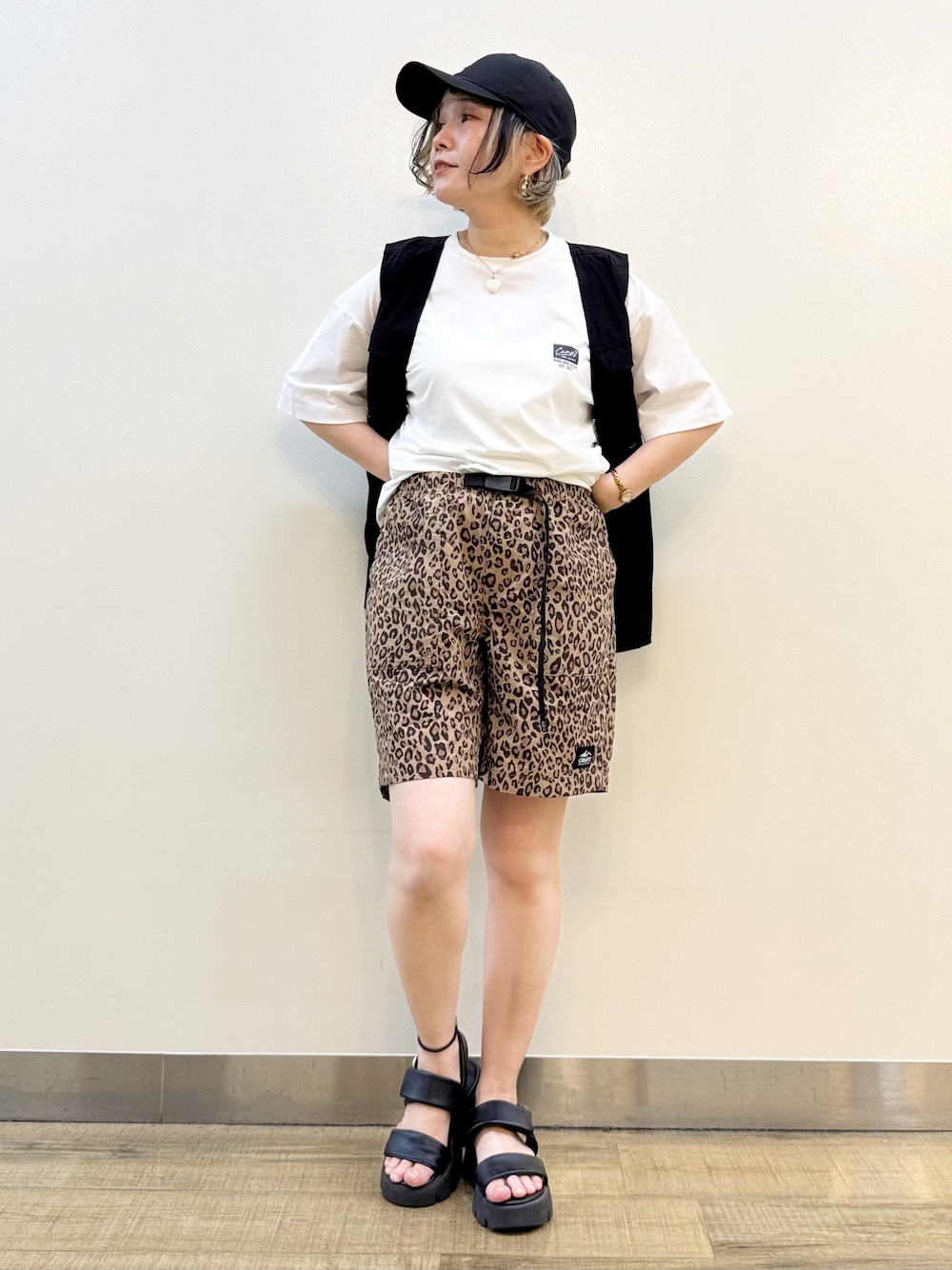 ブラック系のシャツ/ブラウス、ホワイト系のTシャツ/カットソー、イエロー系のその他パンツを着用したレディースの春コーディネートの7枚目の写真