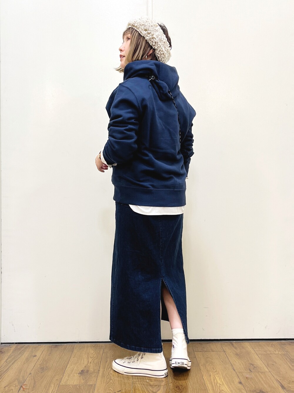 ブルー系のパーカー、ホワイト系のシャツ/ブラウス、ブラック系のスカートを着用したレディースの秋コーディネートの2枚目の写真