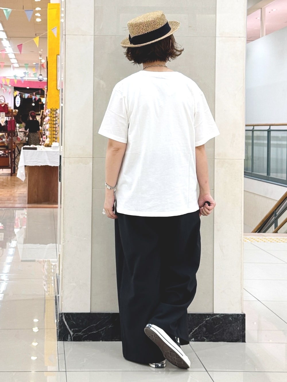 シルバー系のショルダーバッグ、その他のTシャツ/カットソー、ブラック系のその他トップスを着用したレディースの夏コーディネートの7枚目の写真