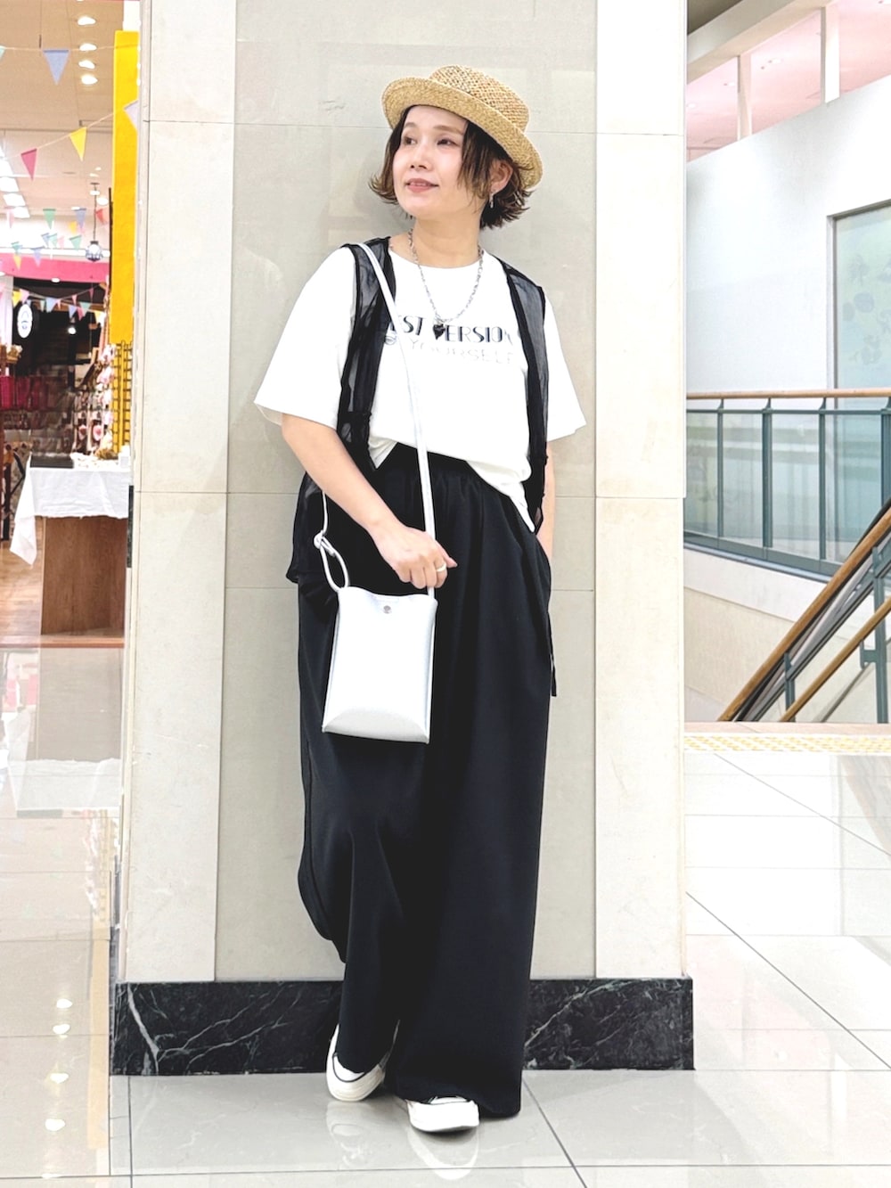 シルバー系のショルダーバッグ、その他のTシャツ/カットソー、ブラック系のその他トップスを着用したレディースの夏コーディネートの3枚目の写真