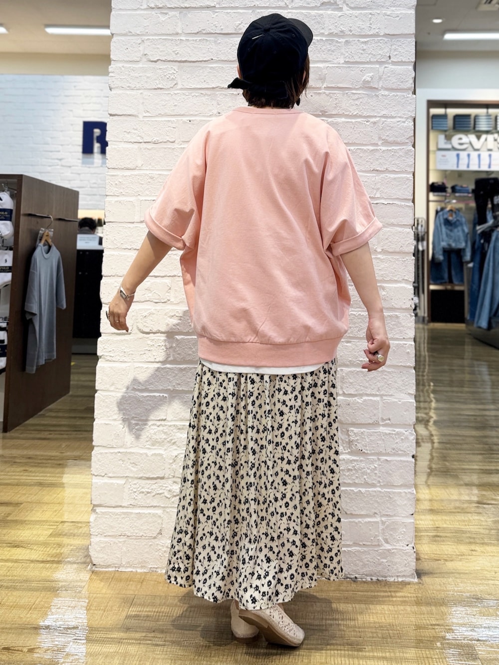 ピンク系のTシャツ/カットソー、ホワイト系のスカート、ブラック系のショルダーバッグを着用したレディースの春コーディネートの3枚目の写真
