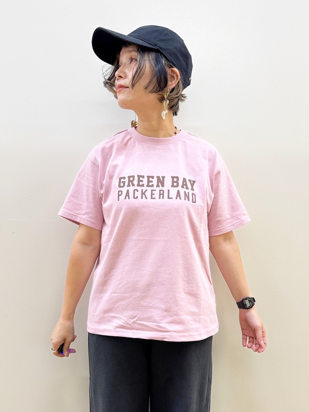 ピンク系のTシャツ/カットソー、ホワイト系のシャツ/ブラウス、ブラック系のその他パンツを着用したレディースの秋コーディネートの9枚目の写真