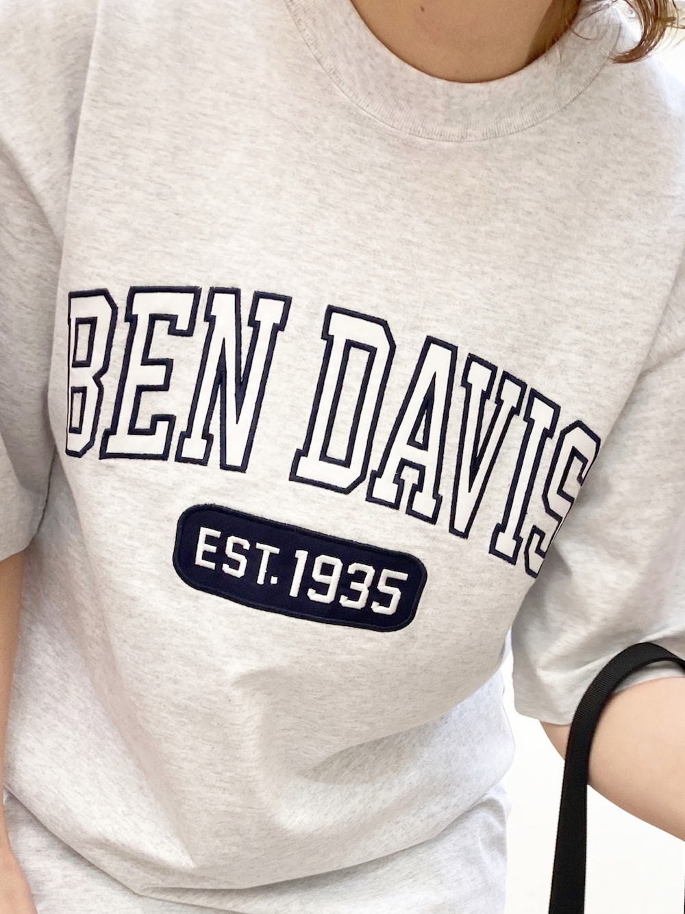 ホワイト系のTシャツ/カットソー、グリーン系のショルダーバッグ、ブルー系のデニムパンツを着用したレディースの夏コーディネートの4枚目の写真