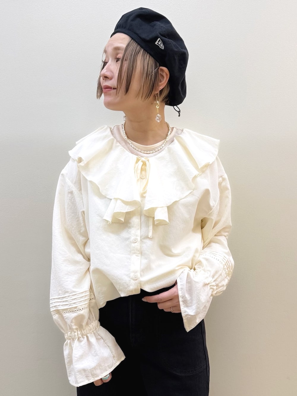 ホワイト系のTシャツ/カットソー、ホワイト系のシャツ/ブラウス、ブラック系のデニムパンツを着用したレディースの冬コーディネートの2枚目の写真