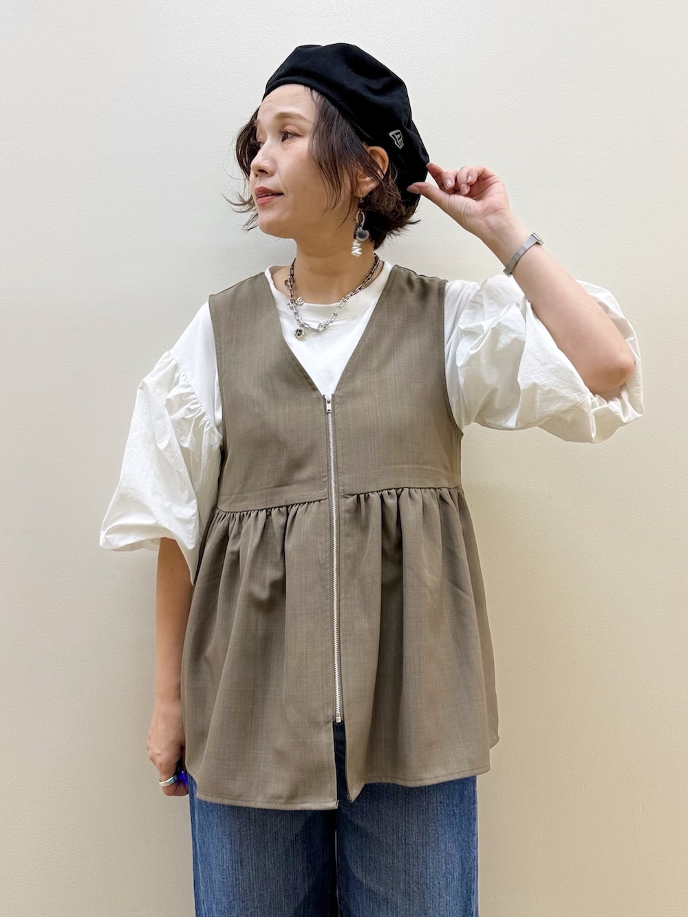 ブラウン系のその他トップス、ブラウン系のテーラードジャケット、ホワイト系のTシャツ/カットソーを着用したレディースの秋コーディネートの6枚目の写真