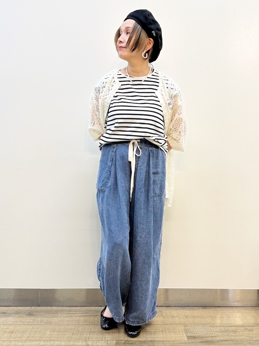 ホワイト系のシャツ/ブラウス、ブルー系のデニムパンツを着用したレディースの春コーディネートの8枚目の写真