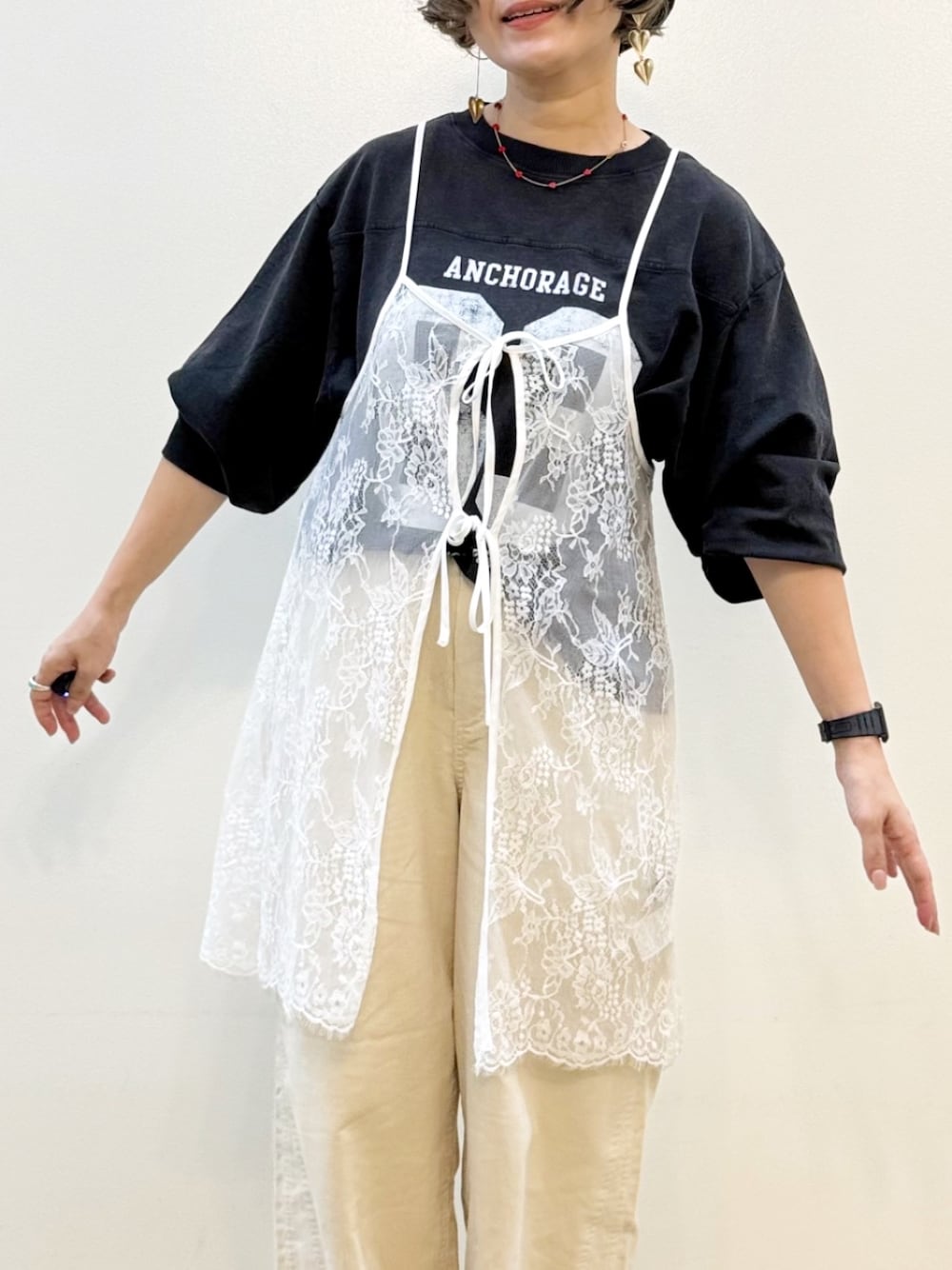 ホワイト系のTシャツ/カットソー、グレー系のTシャツ/カットソー、ベージュ系のトートバッグを着用したレディースの秋コーディネートの5枚目の写真