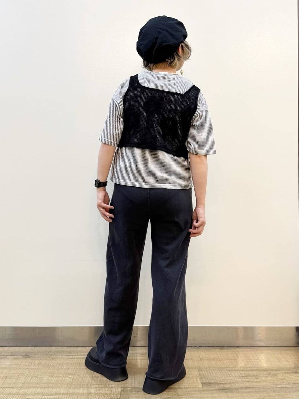 ベージュ系のテーラードジャケット、ホワイト系のTシャツ/カットソー、ブラック系のその他パンツを着用したレディースの春コーディネートの8枚目の写真