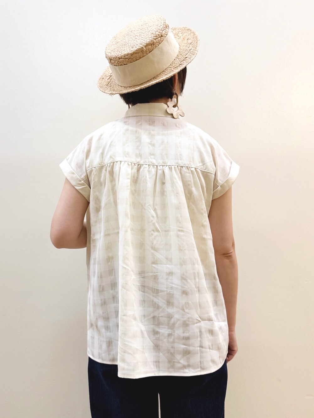 ホワイト系のシャツ/ブラウス、ホワイト系のその他トップス、ブルー系のデニムパンツを着用したレディースの夏コーディネートの8枚目の写真