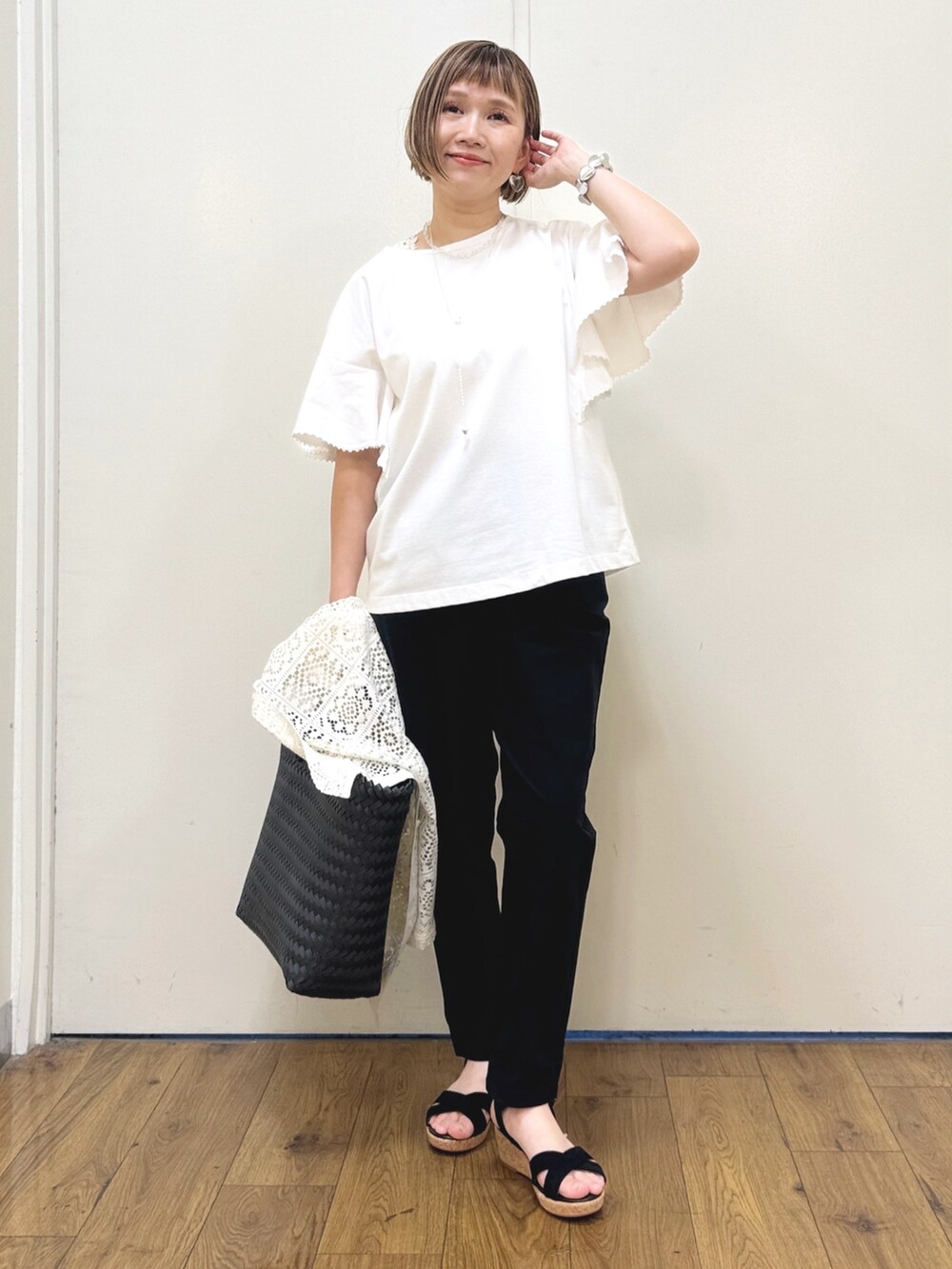 ホワイト系のTシャツ/カットソー、ホワイト系のシャツ/ブラウス、ブラック系のその他パンツを着用したレディースの夏コーディネートの4枚目の写真