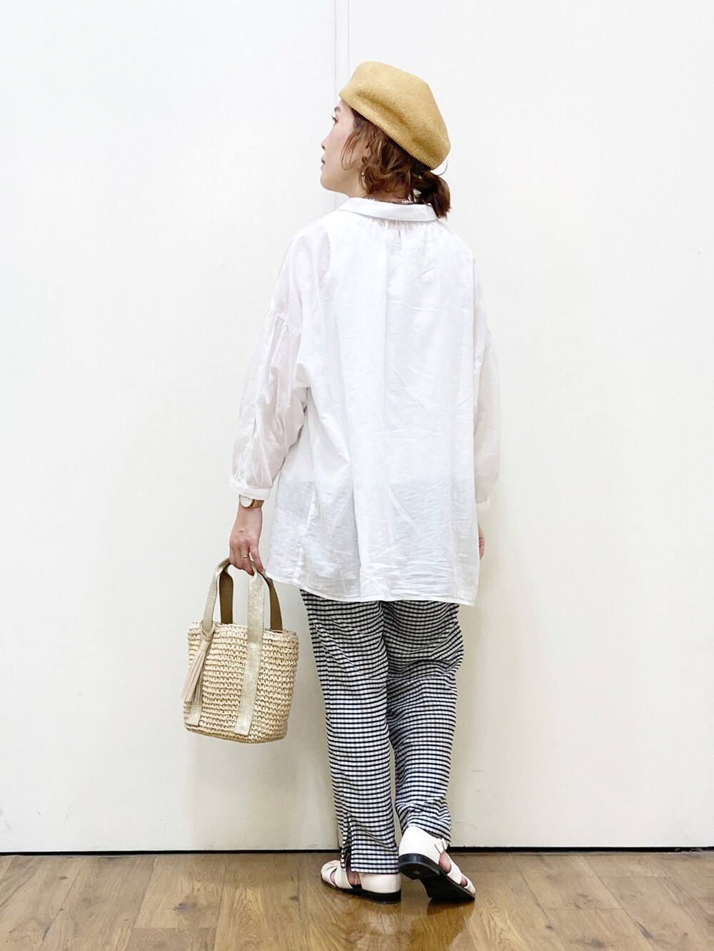 ホワイト系のシャツ/ブラウス、ブラック系のその他パンツ、ベージュ系のショルダーバッグを着用したレディースの春コーディネートの2枚目の写真