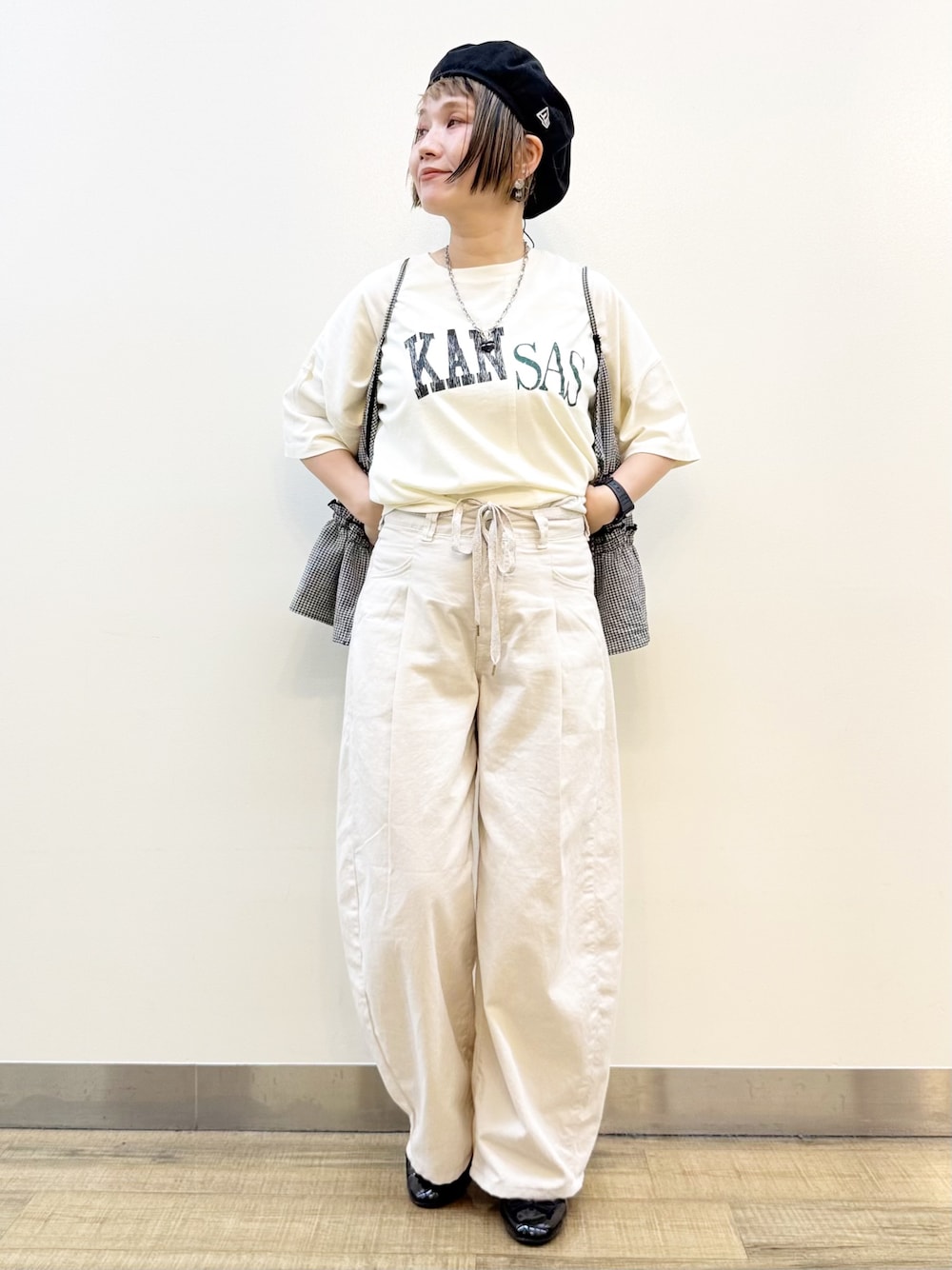 ブラック系のショルダーバッグ、ホワイト系のセットアップ、ホワイト系のTシャツ/カットソーを着用したレディースの夏コーディネートの8枚目の写真