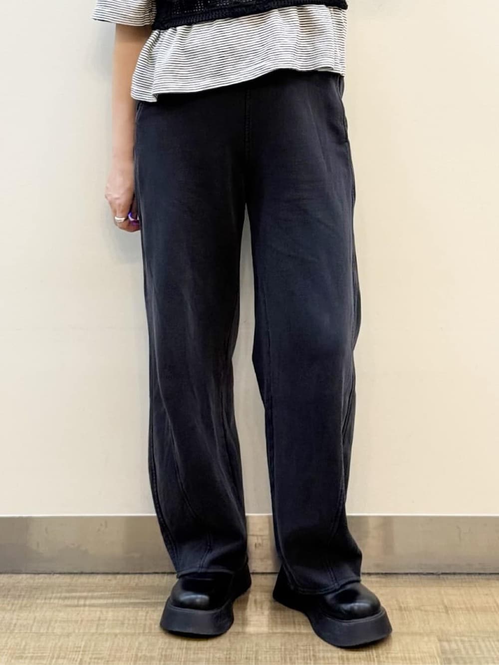ベージュ系のテーラードジャケット、ホワイト系のTシャツ/カットソー、ブラック系のその他パンツを着用したレディースの春コーディネートの9枚目の写真