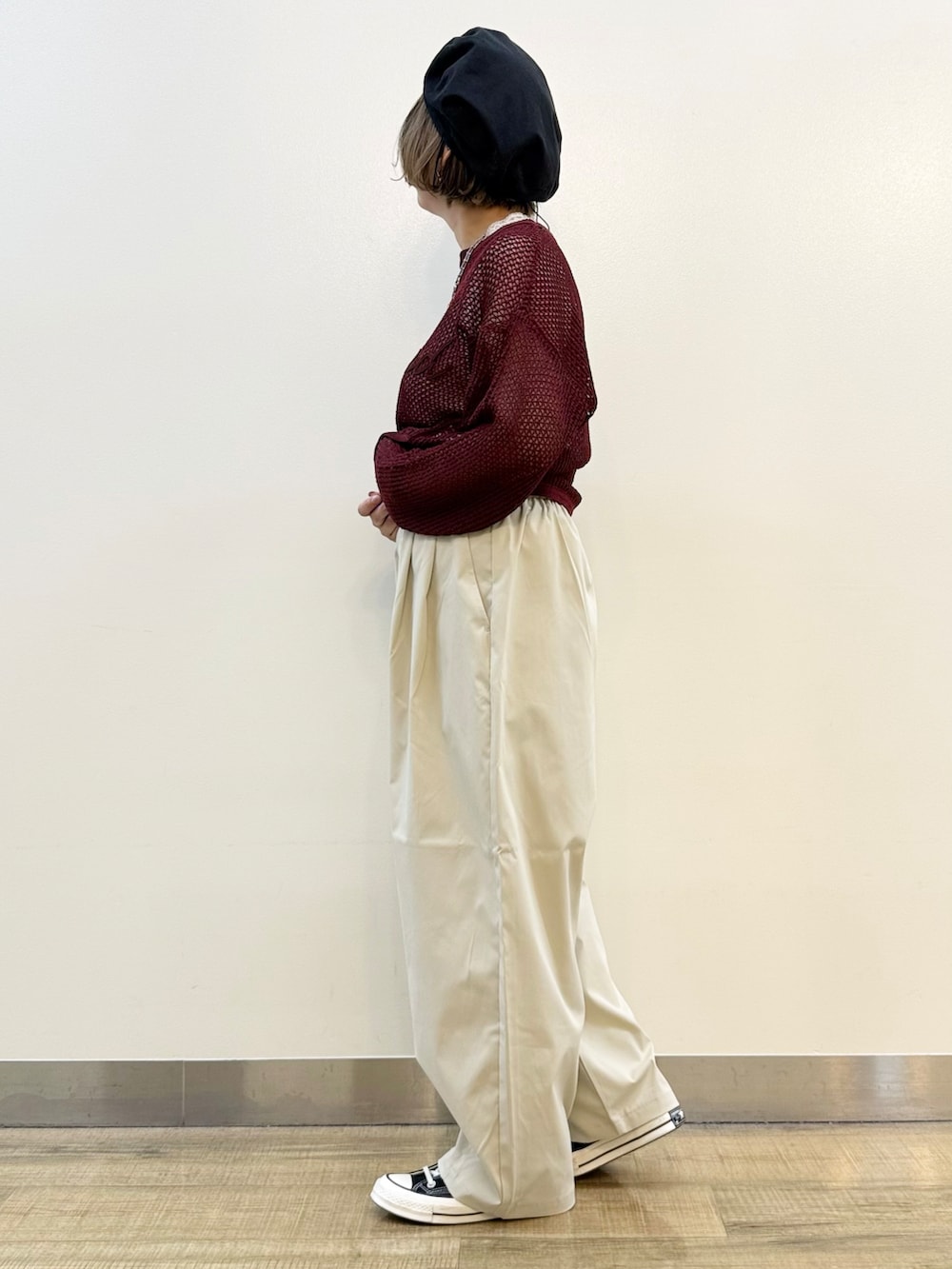 レッド系のニット/セーター、グレー系のその他パンツ、ブラック系のショルダーバッグを着用したレディースの秋コーディネートの8枚目の写真