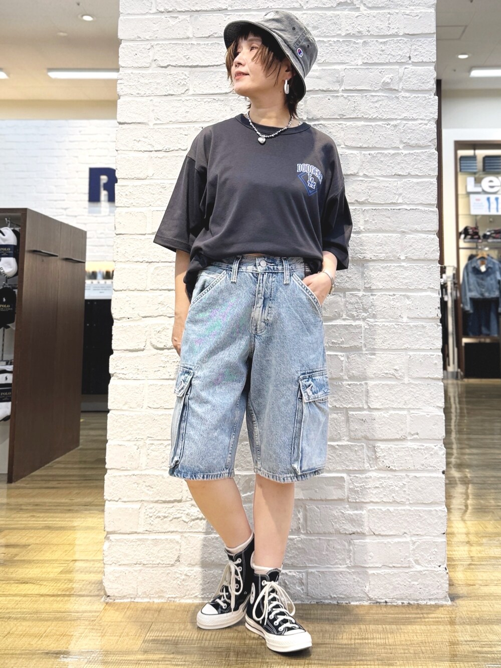 ブラック系のTシャツ/カットソー、ブルー系のその他パンツ、ブラック系のハットを着用したレディースの春コーディネートの8枚目の写真