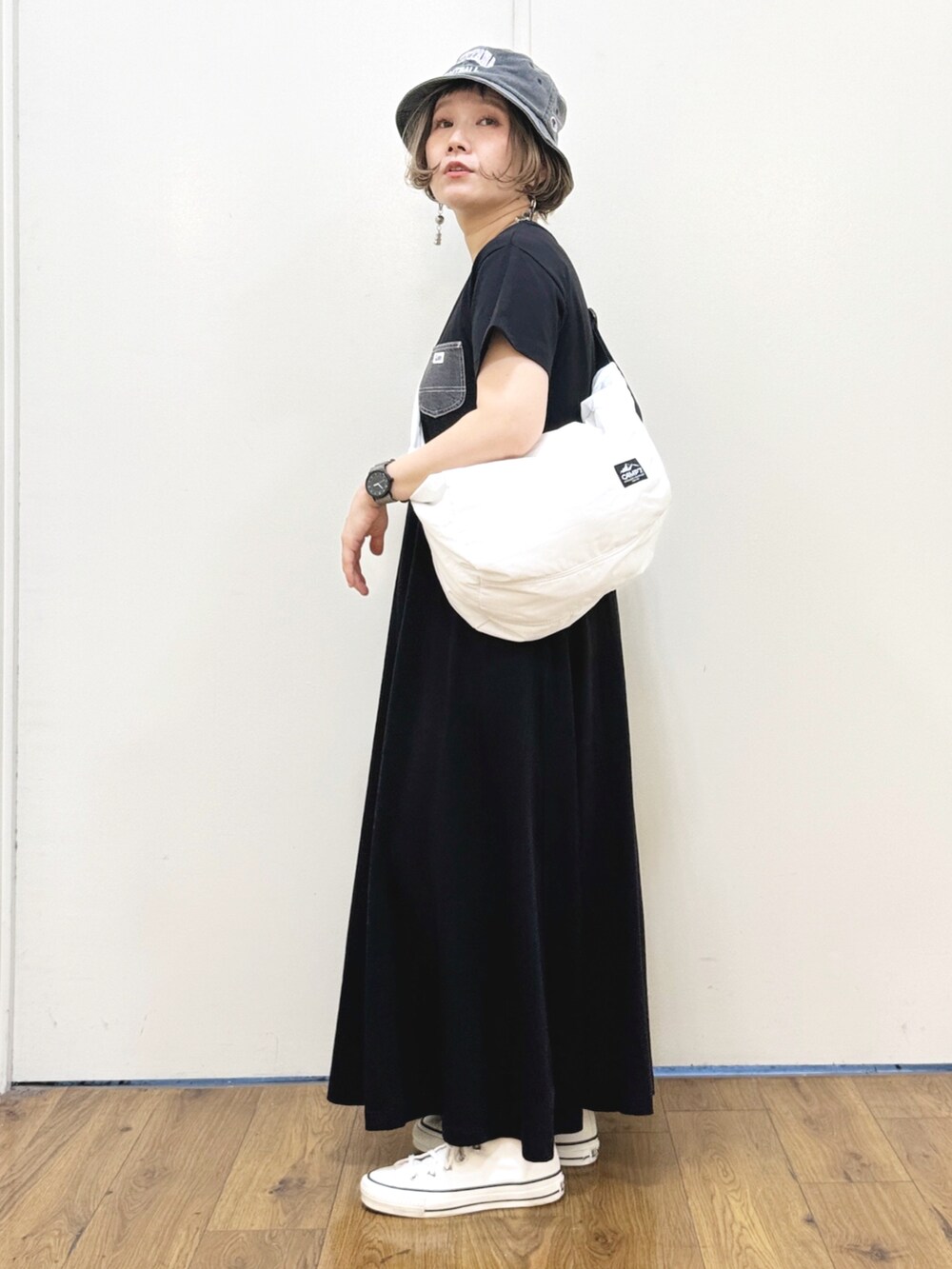 ブラック系のTシャツ/カットソー、ブラック系のキャミソール、ホワイト系のショルダーバッグを着用したレディースの春コーディネートの3枚目の写真