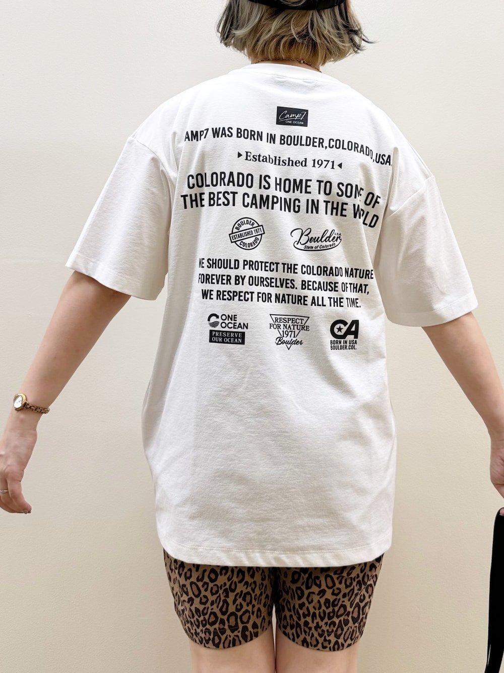 ブラック系のシャツ/ブラウス、ホワイト系のTシャツ/カットソー、イエロー系のその他パンツを着用したレディースの春コーディネートの10枚目の写真