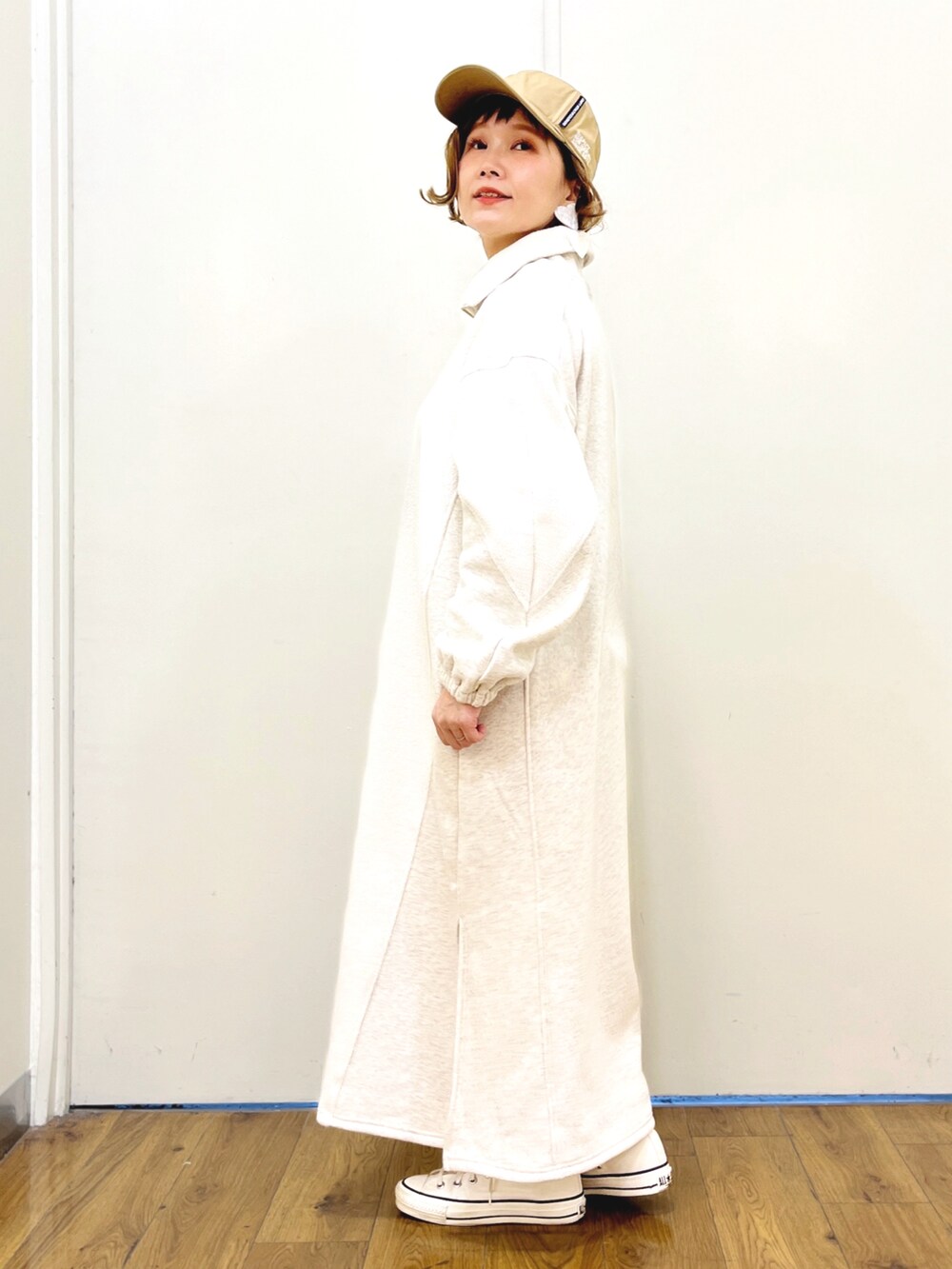 ホワイト系のワンピース、ベージュ系のショルダーバッグ、ホワイト系のニット/セーターを着用したレディースの冬コーディネートの3枚目の写真