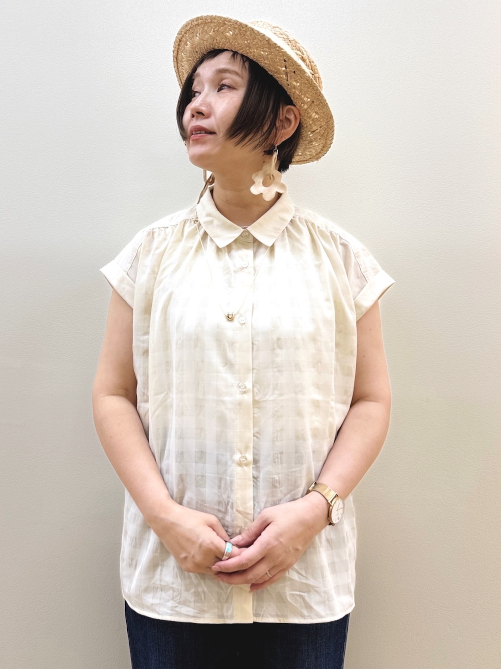 ホワイト系のシャツ/ブラウス、ホワイト系のその他トップス、ブルー系のデニムパンツを着用したレディースの夏コーディネートの6枚目の写真