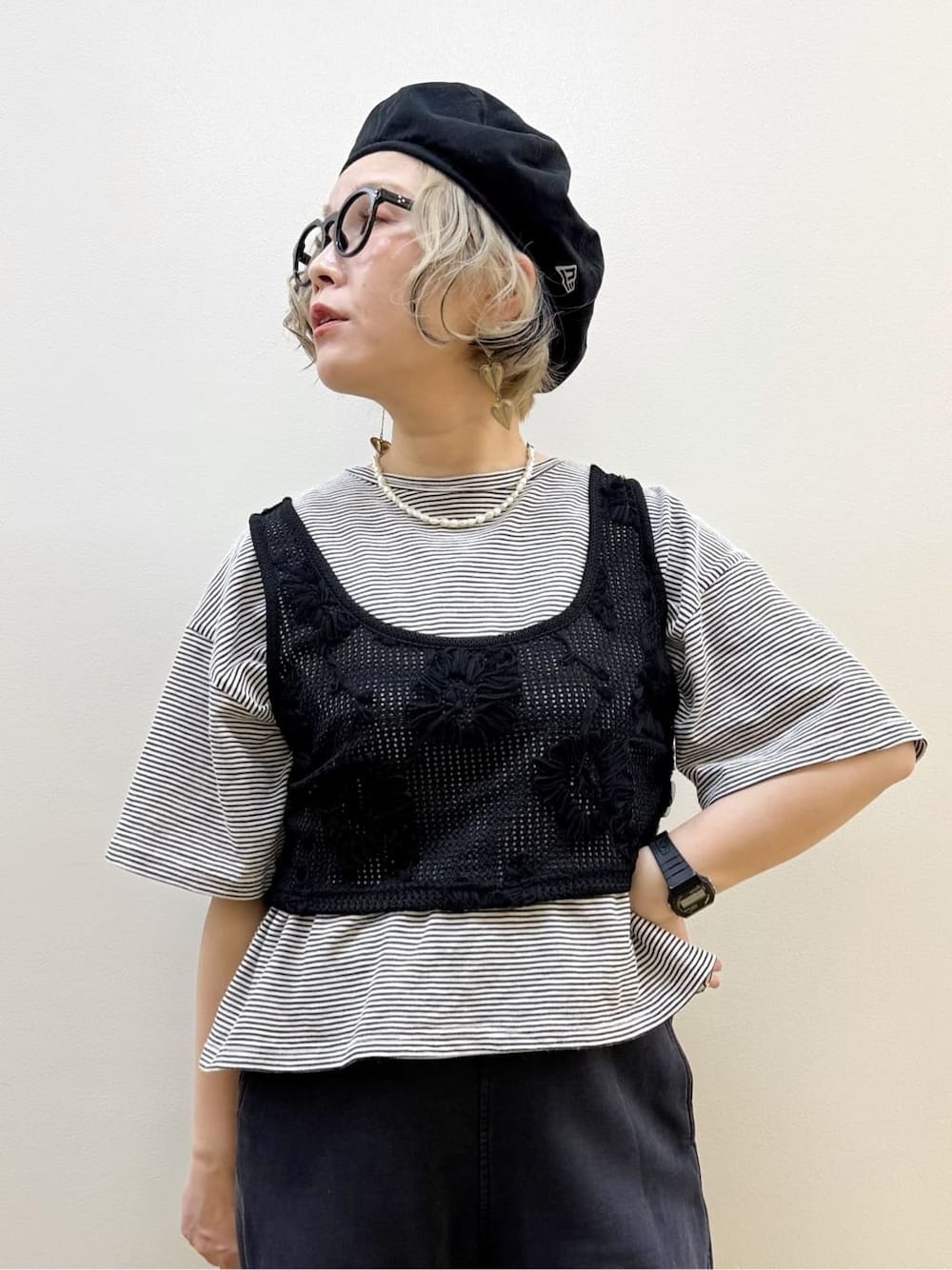 ベージュ系のテーラードジャケット、ホワイト系のTシャツ/カットソー、ブラック系のその他パンツを着用したレディースの春コーディネートの6枚目の写真