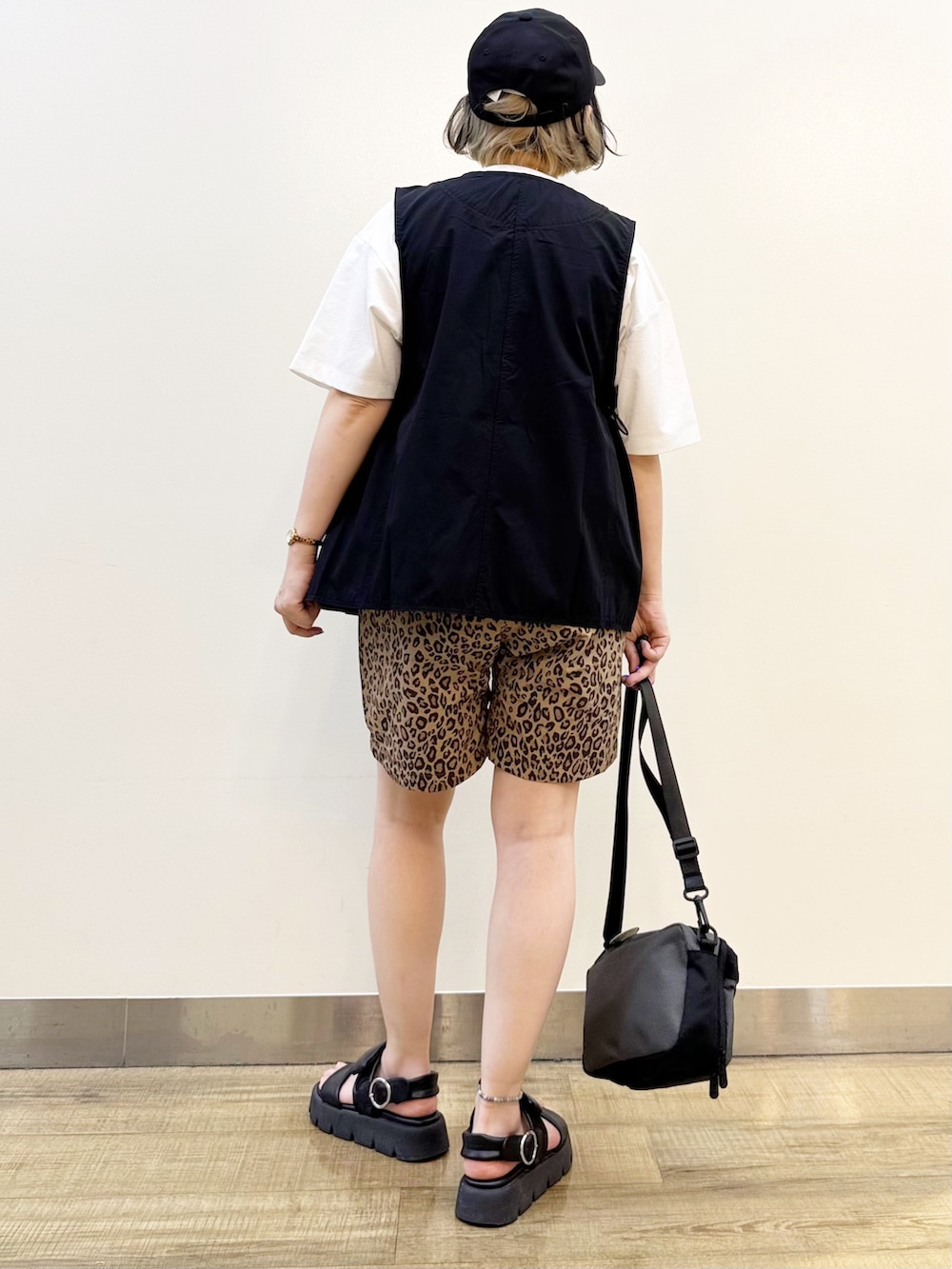 ブラック系のシャツ/ブラウス、ホワイト系のTシャツ/カットソー、イエロー系のその他パンツを着用したレディースの春コーディネートの6枚目の写真