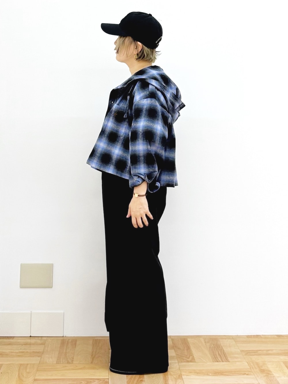 ベージュ系のTシャツ/カットソー、ブルー系のシャツ/ブラウス、ブラック系のショルダーバッグを着用したレディースの秋コーディネートの4枚目の写真
