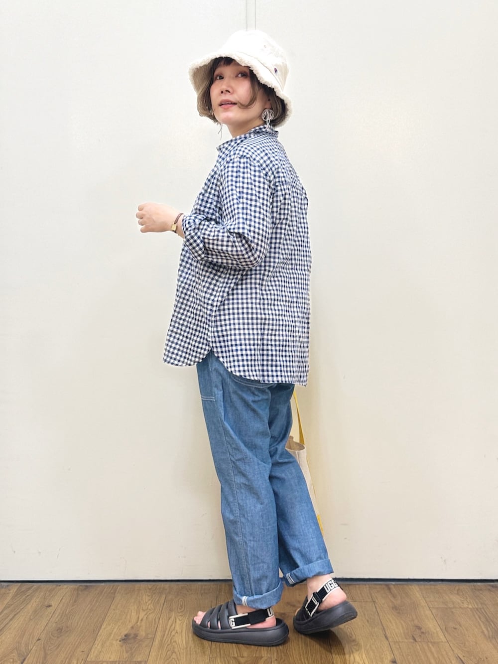 ホワイト系のシャツ/ブラウス、ブルー系のその他パンツ、ブラック系のサンダルを着用したレディースの春コーディネートの4枚目の写真