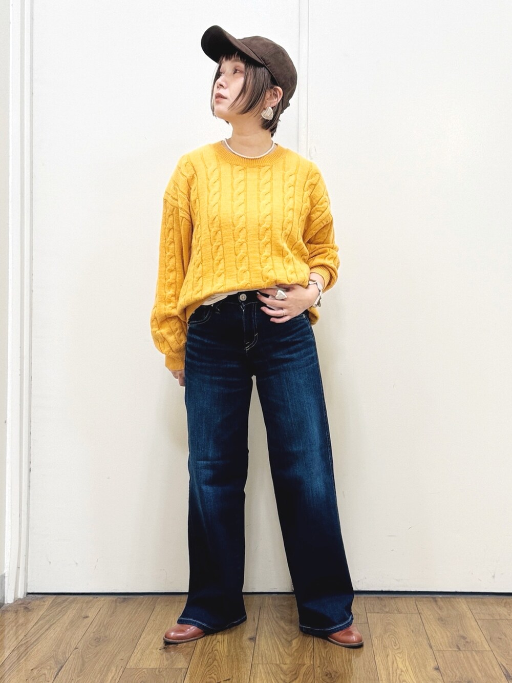ブラウン系のドレスシューズ、ブルー系のデニムパンツ、イエロー系のニット/セーターを着用したレディースの秋コーディネートの7枚目の写真