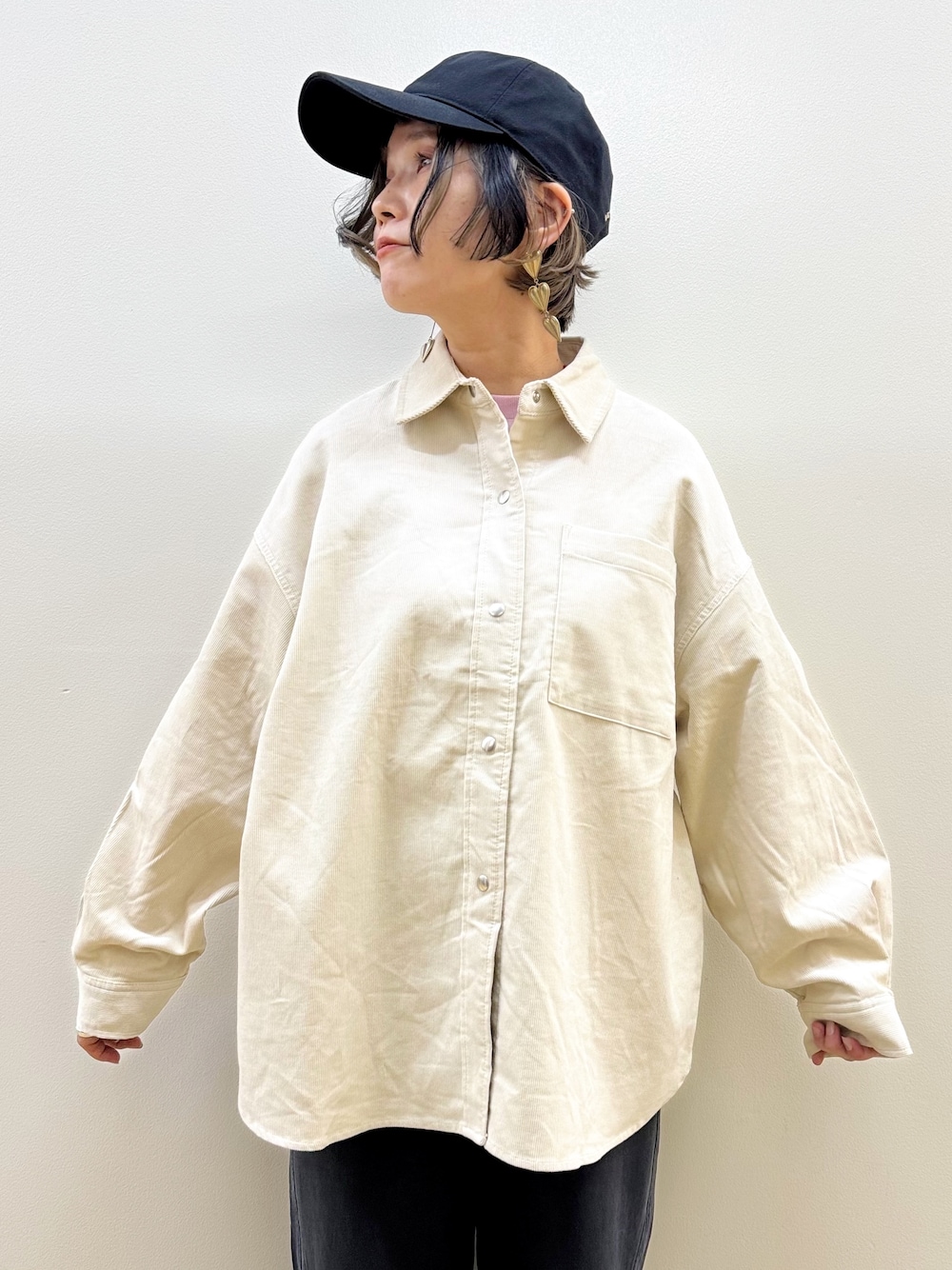 ピンク系のTシャツ/カットソー、ホワイト系のシャツ/ブラウス、ブラック系のその他パンツを着用したレディースの秋コーディネートの3枚目の写真