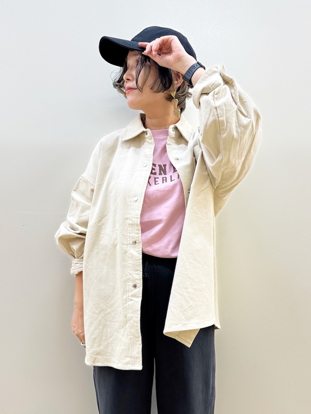 ピンク系のTシャツ/カットソー、ホワイト系のシャツ/ブラウス、ブラック系のその他パンツを着用したレディースの秋コーディネートの2枚目の写真