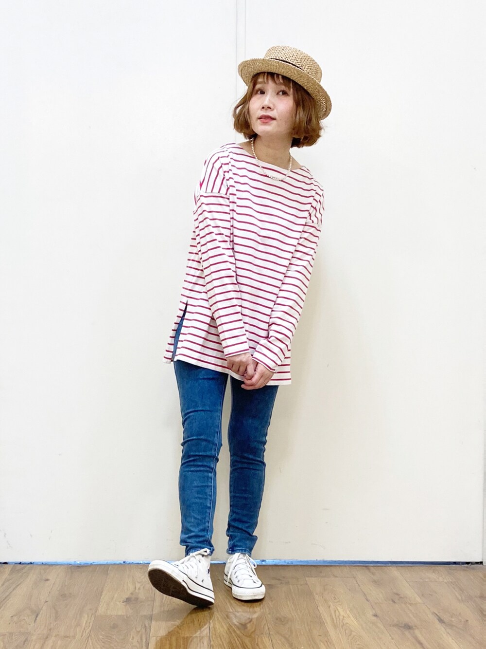 ブルー系のその他パンツ、ホワイト系のスニーカー、ピンク系のTシャツ/カットソーを着用したレディースの冬コーディネートの2枚目の写真