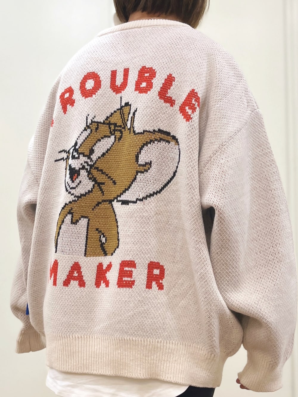 ブラック系のその他パンツ、ホワイト系のニット/セーター、ホワイト系のTシャツ/カットソーを着用したレディースの秋コーディネートの2枚目の写真