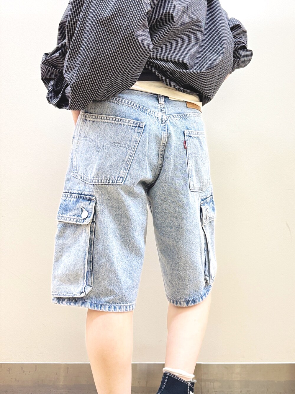 ブラック系のTシャツ/カットソー、ブルー系のその他パンツ、ブラック系のハットを着用したレディースの春コーディネートの10枚目の写真