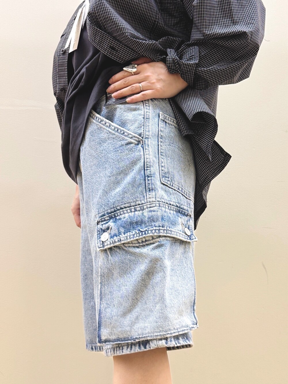 ブラック系のTシャツ/カットソー、ブルー系のその他パンツ、ブラック系のハットを着用したレディースの春コーディネートの9枚目の写真