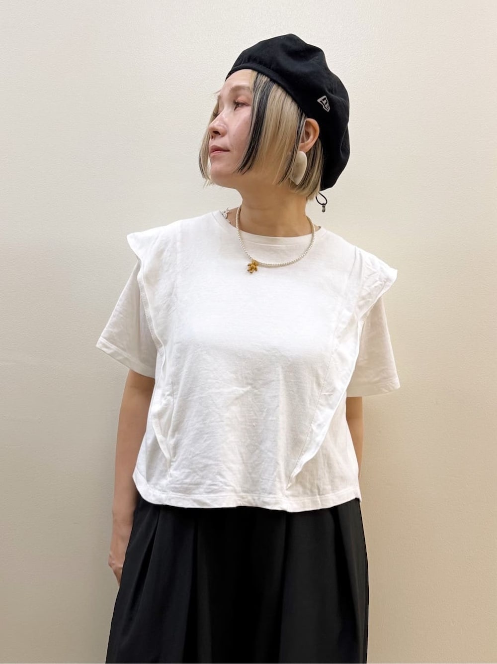 ホワイト系のTシャツ/カットソー、ブラック系のその他パンツを着用したレディースの春コーディネートの6枚目の写真