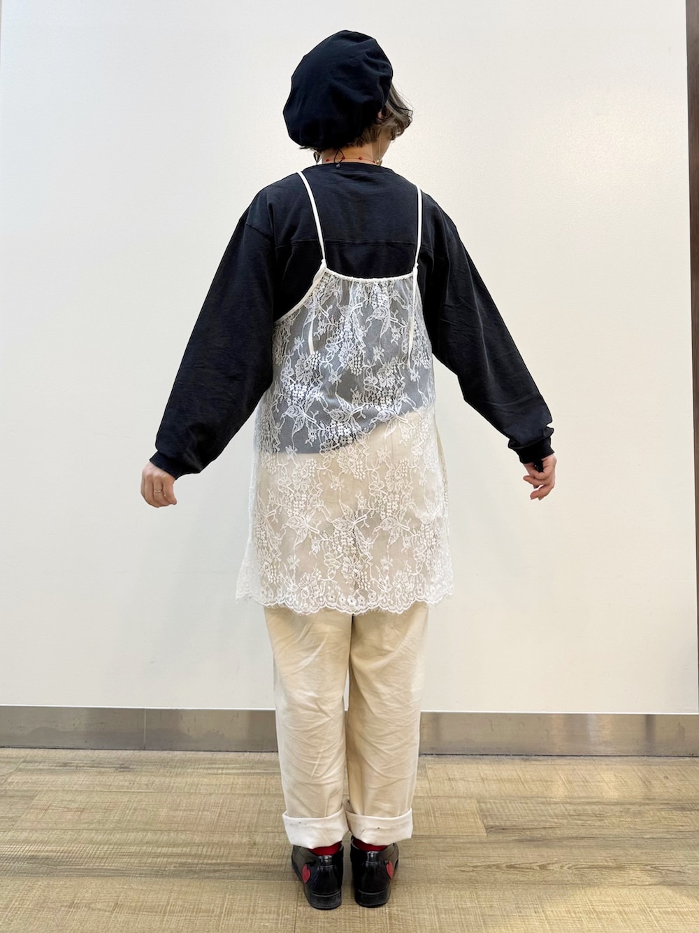 ホワイト系のTシャツ/カットソー、グレー系のTシャツ/カットソー、ベージュ系のトートバッグを着用したレディースの秋コーディネートの3枚目の写真