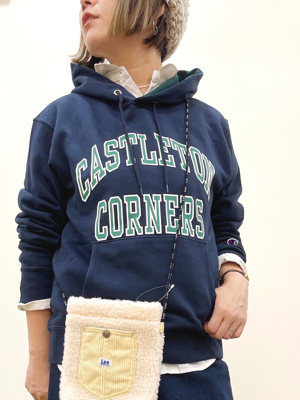 ブルー系のパーカー、ホワイト系のシャツ/ブラウス、ブラック系のスカートを着用したレディースの秋コーディネートの3枚目の写真