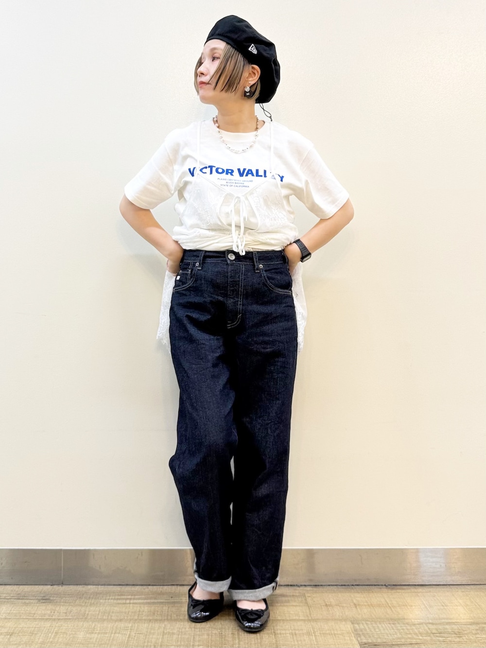 ホワイト系のTシャツ/カットソー、ホワイト系のTシャツ/カットソー、ブルー系のデニムパンツを着用したレディースの夏コーディネートの8枚目の写真